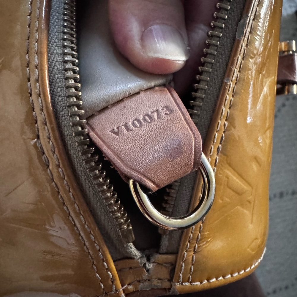 Louis Vuitton authentic Glossy Beige Shoulder Bag
